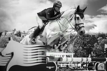 24/06/2022 - Nicolas PIZARRO riding Oak Grove's Enkidu during the Prix Elle of the Longines Global Champions Tour 2022, Paris Eiffel Jumping, equestrian event on June 24, 2022 at Champ de Mars in Paris, France - EQUESTRIAN - LONGINES GLOBAL CHAMPIONS TOUR 2022 - PARIS EIFFEL JUMPING - INTERNAZIONALI - EQUITAZIONE