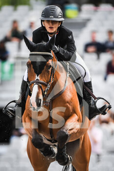 26/06/2022 - Mary Kate OLSEN of United States riding Colombia de Beaufour during the Longines Global Champions Tour 2022, Paris Eiffel Jumping, equestrian event on June 26, 2022 at Champ de Mars in Paris, France - EQUESTRIAN - LONGINES GLOBAL CHAMPIONS TOUR 2022 - PARIS EIFFEL JUMPING - INTERNAZIONALI - EQUITAZIONE