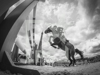 2022-06-26 - Omer KARAEVLI riding Avant Toi, Winner, during the Longines Global Champions Tour 2022, Paris Eiffel Jumping, equestrian event on June 26, 2022 at Champ de Mars in Paris, France - EQUESTRIAN - LONGINES GLOBAL CHAMPIONS TOUR 2022 - PARIS EIFFEL JUMPING - INTERNATIONALS - EQUESTRIAN