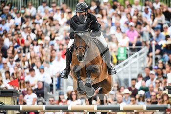 26/06/2022 - Edward LEVY of France riding Uno de Cerisy during the Longines Global Champions Tour 2022, Paris Eiffel Jumping, equestrian event on June 26, 2022 at Champ de Mars in Paris, France - EQUESTRIAN - LONGINES GLOBAL CHAMPIONS TOUR 2022 - PARIS EIFFEL JUMPING - INTERNAZIONALI - EQUITAZIONE