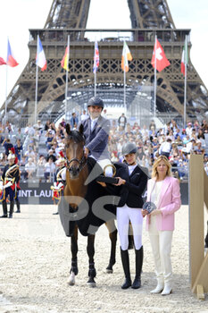 26/06/2022 - Omer KARAEVLI riding Avant Toi, Winner, Mathilde Pinault and Virginie Couperie during the Longines Global Champions Tour 2022, Paris Eiffel Jumping, equestrian event on June 26, 2022 at Champ de Mars in Paris, France - EQUESTRIAN - LONGINES GLOBAL CHAMPIONS TOUR 2022 - PARIS EIFFEL JUMPING - INTERNAZIONALI - EQUITAZIONE