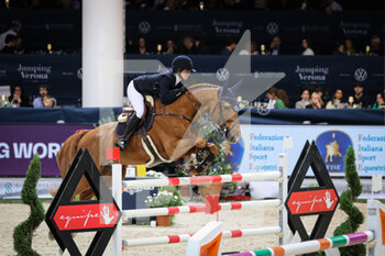 2022-11-06 - Jeanne Sadran  (horse: Unforgettable Damvil) - 2022 LONGINES FEI JUMPING WORLD CUP - INTERNATIONALS - EQUESTRIAN