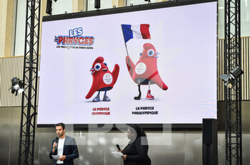 2022-11-14 - French taekwondo athlete Gwladys EPANGUE and President of the Paris 2024 Organising Committee for the Olympic and Paralympic Games and former French canoeist Tony ESTANGUET during the Presentation of the Paris 2024 Olympic Mascots on November 14, 2022 in Paris, France - OLYMPIC GAMES PARIS 2024 - MASCOTS PRESENTATION - OLYMPIC GAMES PARIS 2024 - OLYMPIC GAMES