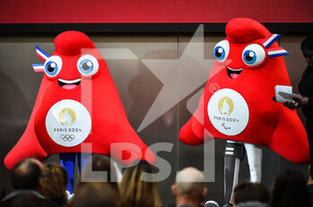 2022-11-14 - Illustration Mascots "La Phryge Paralympique" and "La Phryge Olympique" during the Presentation of the Paris 2024 Olympic Mascots on November 14, 2022 in Paris, France - OLYMPIC GAMES PARIS 2024 - MASCOTS PRESENTATION - OLYMPIC GAMES PARIS 2024 - OLYMPIC GAMES