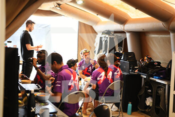 2022-07-06 - Cristina Gutiérrez /Sébastien Loeb (X44) briefing with team - ISLAND X PRIX 2022 DI EXTREME E - OTHER - MOTORS