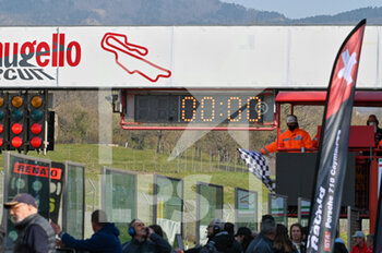2022-03-26 - Mugello Circuit FInish line flag - HANKOOK 12H OF MUGELLO 2022 - ENDURANCE - MOTORS
