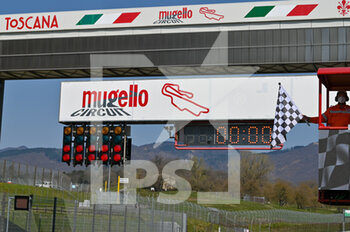 2022-03-26 - Mugello Circuit FInish line flag - HANKOOK 12H OF MUGELLO 2022 - ENDURANCE - MOTORS
