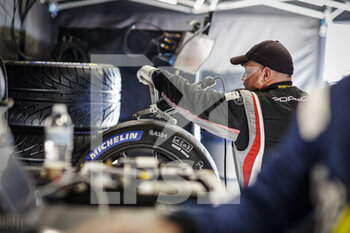 2022-03-17 - mecaniciens, mechanics during the 1000 Miles of Sebring, 1st round of the 2022 FIA World Endurance Championship on the Sebring International Raceway from March 16 to 18, in Sebring, Florida, United States of America - 1000 MILES OF SEBRING, 1ST ROUND OF THE 2022 FIA WORLD ENDURANCE - ENDURANCE - MOTORS