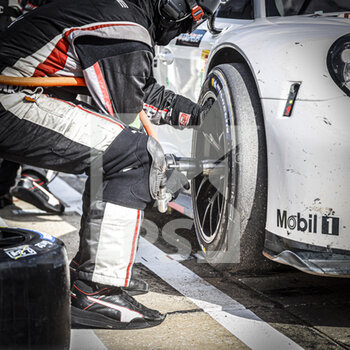 2022-03-18 - 91 BRUNI Gianmaria (ita), LIETZ Richard (aut), Porsche GT Team, Porsche 911 RSR - 19, action pit stop during the 1000 Miles of Sebring, 1st round of the 2022 FIA World Endurance Championship on the Sebring International Raceway from March 16 to 18, in Sebring, Florida, United States of America - 1000 MILES OF SEBRING, 1ST ROUND OF THE 2022 FIA WORLD ENDURANCE CHAMPIONSHIP - ENDURANCE - MOTORS