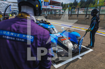 2022-05-05 - 45 THOMAS Steven (usa), ALLEN James (aus), BINDER Rene (ita), Algarve Pro Racing, Oreca 07 - Gibson, ambiance mecaniciens, mechanics during the 6 Hours of Spa-Francorchamps 2022, 2nd round of the 2022 FIA World Endurance Championship on the Circuit de Spa-Francorchamps from May 5 to 7, 2022 in Francorchamps, Belgium - 6 HOURS OF SPA-FRANCORCHAMPS 2022, 2ND ROUND OF THE 2022 FIA WORLD ENDURANCE CHAMPIONSHIP - ENDURANCE - MOTORS