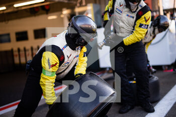 2022-05-06 - 64 MILNER Tommy (usa), TANDY Nick (gbr), Corvette Racing, Chevrolet Corvette C8.R, action mecaniciens, mechanics during the 6 Hours of Spa-Francorchamps 2022, 2nd round of the 2022 FIA World Endurance Championship on the Circuit de Spa-Francorchamps from May 5 to 7, 2022 in Francrochamps, Belgium - 6 HOURS OF SPA-FRANCORCHAMPS 2022, 2ND ROUND OF THE 2022 FIA WORLD ENDURANCE CHAMPIONSHIP - ENDURANCE - MOTORS