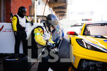 2022-05-06 - 64 MILNER Tommy (usa), TANDY Nick (gbr), Corvette Racing, Chevrolet Corvette C8.R, action mecaniciens, mechanics during the 6 Hours of Spa-Francorchamps 2022, 2nd round of the 2022 FIA World Endurance Championship on the Circuit de Spa-Francorchamps from May 5 to 7, 2022 in Francrochamps, Belgium - 6 HOURS OF SPA-FRANCORCHAMPS 2022, 2ND ROUND OF THE 2022 FIA WORLD ENDURANCE CHAMPIONSHIP - ENDURANCE - MOTORS