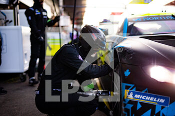 2022-05-06 - 98 DALLA LANA Paul (can), PITTARD David (gbr), THIIM Nicki (dnk), Northwest AMR, Aston Martin Vantage AMR, action mecaniciens, mechanics during the 6 Hours of Spa-Francorchamps 2022, 2nd round of the 2022 FIA World Endurance Championship on the Circuit de Spa-Francorchamps from May 5 to 7, 2022 in Francrochamps, Belgium - 6 HOURS OF SPA-FRANCORCHAMPS 2022, 2ND ROUND OF THE 2022 FIA WORLD ENDURANCE CHAMPIONSHIP - ENDURANCE - MOTORS