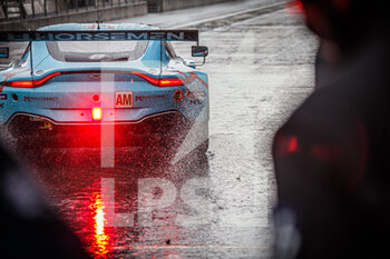 2022-05-07 - 33 KEATING Ben (usa), CHAVES Henrique (prt), SORENSEN Marco (dnk), TF Sport, Aston Martin Vantage AMR, ambiance pit stop reflet, reflection during the 6 Hours of Spa-Francorchamps 2022, 2nd round of the 2022 FIA World Endurance Championship on the Circuit de Spa-Francorchamps from May 5 to 7, 2022 in Francorchamps, Belgium - 6 HOURS OF SPA-FRANCORCHAMPS 2022, 2ND ROUND OF THE 2022 FIA WORLD ENDURANCE CHAMPIONSHIP - ENDURANCE - MOTORS