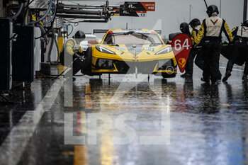 2022-05-07 - 64 MILNER Tommy (usa), TANDY Nick (gbr), Corvette Racing, Chevrolet Corvette C8.R, ambiance pit stop reflet, reflection during the 6 Hours of Spa-Francorchamps 2022, 2nd round of the 2022 FIA World Endurance Championship on the Circuit de Spa-Francorchamps from May 5 to 7, 2022 in Francorchamps, Belgium - 6 HOURS OF SPA-FRANCORCHAMPS 2022, 2ND ROUND OF THE 2022 FIA WORLD ENDURANCE CHAMPIONSHIP - ENDURANCE - MOTORS