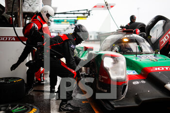 2022-05-07 - 28 RASMUSSEN Oliver (dnk), JONES Edward (gbr), ABERDEIN Jonathan (zaf), JOTA, Oreca 07 - Gibson, action mecaniciens, mechanics during the 6 Hours of Spa-Francorchamps 2022, 2nd round of the 2022 FIA World Endurance Championship on the Circuit de Spa-Francorchamps from May 5 to 7, 2022 in Francrochamps, Belgium - 6 HOURS OF SPA-FRANCORCHAMPS 2022, 2ND ROUND OF THE 2022 FIA WORLD ENDURANCE CHAMPIONSHIP - ENDURANCE - MOTORS