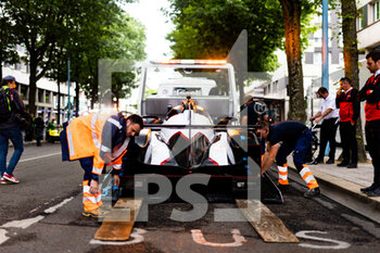 2022-06-03 - 10 MULLER Nico (swi), CULLEN Ryan (gbr), BOURDAIS Sébastien (fra), Vector Sport, Oreca 07 - Gibson, action during the Scrutineering of the 2022 24 Hours of Le Mans, 3rd round of the 2022 FIA World Endurance Championship, on the Circuit de la Sarthe, from June 3 to 4, 2022 in Le Mans, France - 24 HEURES DU MANS 2022 - SCRUTINEERING - ENDURANCE - MOTORS