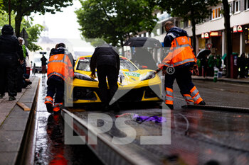 2022-06-03 - 63 GARCIA Antonio (spa), TAYLOR Jordan (usa), CATSBURG Nicky (nld), Corvette Racing, Chevrolet Corvette C8.R, action during the Scrutineering of the 2022 24 Hours of Le Mans, 3rd round of the 2022 FIA World Endurance Championship, on the Circuit de la Sarthe, from June 3 to 4, 2022 in Le Mans, France - 24 HEURES DU MANS 2022 - SCRUTINEERING - ENDURANCE - MOTORS
