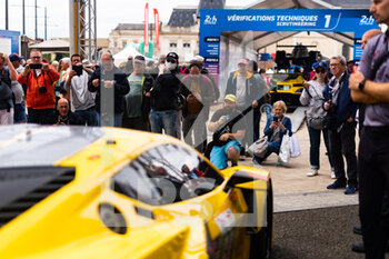 2022-06-03 - 64 MILNER Tommy (usa), TANDY Nick (gbr), SIMS Alexander (ger), Corvette Racing, Chevrolet Corvette C8.R, action fans during the Scrutineering of the 2022 24 Hours of Le Mans, 3rd round of the 2022 FIA World Endurance Championship, on the Circuit de la Sarthe, from June 3 to 4, 2022 in Le Mans, France - 24 HEURES DU MANS 2022 - SCRUTINEERING - ENDURANCE - MOTORS