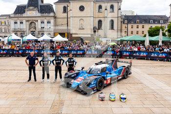2022-06-03 - 36 NEGRAO André (bra), LAPIERRE Nicolas (fra), VAXIVIERE Matthieu (fra), Alpine Elf Team, Alpine A480 - Gibson, group picture during the Scrutineering of the 2022 24 Hours of Le Mans, 3rd round of the 2022 FIA World Endurance Championship, on the Circuit de la Sarthe, from June 3 to 4, 2022 in Le Mans, France - 24 HEURES DU MANS 2022 - SCRUTINEERING - ENDURANCE - MOTORS