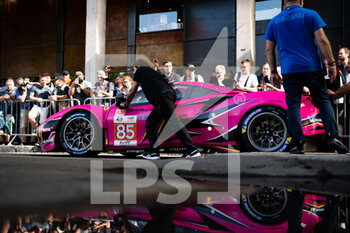 2022-06-04 - 85 FREY Rahel (swi), GATTING Michelle (dnk), BOVY Sarah (bel), Iron DAMES, Ferrari 488 GTE EVO during the Scrutineering of the 2022 24 Hours of Le Mans, 3rd round of the 2022 FIA World Endurance Championship, on the Circuit de la Sarthe, from June 3 to 4, 2022 in Le Mans, France - 24 HEURES DU MANS 2022 - SCRUTINEERING - ENDURANCE - MOTORS