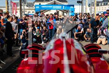 2022-06-04 - crowd, foule, fans and photographers during the Scrutineering of the 2022 24 Hours of Le Mans, 3rd round of the 2022 FIA World Endurance Championship, on the Circuit de la Sarthe, from June 3 to 4, 2022 in Le Mans, France - 24 HEURES DU MANS 2022 - SCRUTINEERING - ENDURANCE - MOTORS