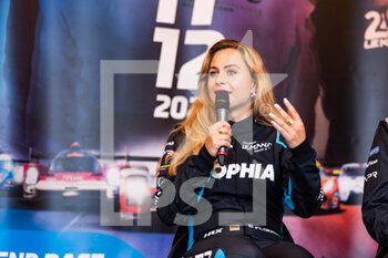 2022-06-04 - FLOERSCH Sophia (ger), Algarve Pro Racing, Oreca 07 - Gibson, portrait during the Scrutineering of the 2022 24 Hours of Le Mans, 3rd round of the 2022 FIA World Endurance Championship, on the Circuit de la Sarthe, from June 3 to 4, 2022 in Le Mans, France - 24 HEURES DU MANS 2022 - SCRUTINEERING - ENDURANCE - MOTORS