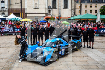 2022-06-04 - 47 FLOERSCH Sophia (ger), FALB John (usa), AITKEN Jack (gbr), Algarve Pro Racing, Oreca 07 - Gibson, family picture during the Scrutineering of the 2022 24 Hours of Le Mans, 3rd round of the 2022 FIA World Endurance Championship, on the Circuit de la Sarthe, from June 3 to 4, 2022 in Le Mans, France - 24 HEURES DU MANS 2022 - SCRUTINEERING - ENDURANCE - MOTORS
