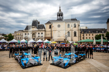 2022-06-04 - 45 THOMAS Steven (usa), ALLEN James (aus), BINDER René (aut), Algarve Pro Racing, Oreca 07 - Gibson and 47 FLOERSCH Sophia (ger), FALB John (usa), AITKEN Jack (gbr), Algarve Pro Racing, Oreca 07 - Gibson, family picture during the Scrutineering of the 2022 24 Hours of Le Mans, 3rd round of the 2022 FIA World Endurance Championship, on the Circuit de la Sarthe, from June 3 to 4, 2022 in Le Mans, France - 24 HEURES DU MANS 2022 - SCRUTINEERING - ENDURANCE - MOTORS