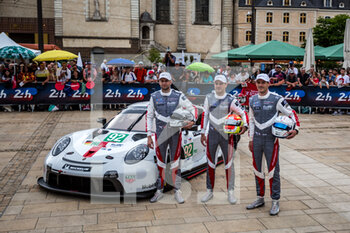 2022-06-04 - 92 CHRISTENSEN Michael (dnk), ESTRE Kevin (fra), VANTHOOR Laurens (bel), Porsche GT Team, Porsche 911 RSR - 19, family picture during the Scrutineering of the 2022 24 Hours of Le Mans, 3rd round of the 2022 FIA World Endurance Championship, on the Circuit de la Sarthe, from June 3 to 4, 2022 in Le Mans, France - 24 HEURES DU MANS 2022 - SCRUTINEERING - ENDURANCE - MOTORS