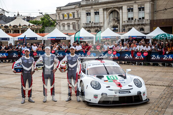 2022-06-04 - 91 BRUNI Gianmaria (ita), LIETZ Richard (aut), MAKOWIECKI Frederic (fra), Porsche GT Team, Porsche 911 RSR - 19, family picture during the Scrutineering of the 2022 24 Hours of Le Mans, 3rd round of the 2022 FIA World Endurance Championship, on the Circuit de la Sarthe, from June 3 to 4, 2022 in Le Mans, France - 24 HEURES DU MANS 2022 - SCRUTINEERING - ENDURANCE - MOTORS