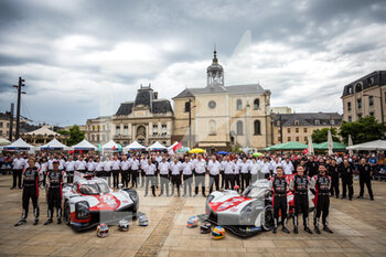 2022-06-04 - 08 BUEMI Sébastien (swi), HARTLEY Brendon (nzl), HIRAKAWA Ryo (jpn) and 07 CONWAY Mike (gbr), KOBAYASHI Kamui (jpn), LOPEZ Jose Maria (arg), Toyota Gazoo Racing, Toyota GR010 - Hybrid, family picture during the Scrutineering of the 2022 24 Hours of Le Mans, 3rd round of the 2022 FIA World Endurance Championship, on the Circuit de la Sarthe, from June 3 to 4, 2022 in Le Mans, France - 24 HEURES DU MANS 2022 - SCRUTINEERING - ENDURANCE - MOTORS