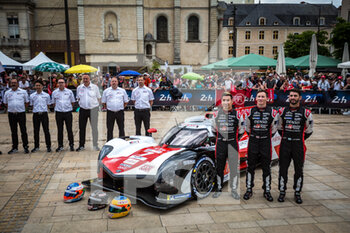 2022-06-04 - 07 CONWAY Mike (gbr), KOBAYASHI Kamui (jpn), LOPEZ Jose Maria (arg), Toyota Gazoo Racing, Toyota GR010 - Hybrid, family picture during the Scrutineering of the 2022 24 Hours of Le Mans, 3rd round of the 2022 FIA World Endurance Championship, on the Circuit de la Sarthe, from June 3 to 4, 2022 in Le Mans, France - 24 HEURES DU MANS 2022 - SCRUTINEERING - ENDURANCE - MOTORS