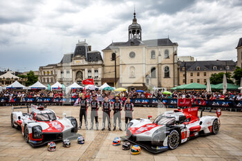 2022-06-04 - 08 BUEMI Sébastien (swi), HARTLEY Brendon (nzl), HIRAKAWA Ryo (jpn), and 07 CONWAY Mike (gbr), KOBAYASHI Kamui (jpn), LOPEZ Jose Maria (arg), Toyota Gazoo Racing, Toyota GR010 - Hybrid, family picture during the Scrutineering of the 2022 24 Hours of Le Mans, 3rd round of the 2022 FIA World Endurance Championship, on the Circuit de la Sarthe, from June 3 to 4, 2022 in Le Mans, France - 24 HEURES DU MANS 2022 - SCRUTINEERING - ENDURANCE - MOTORS