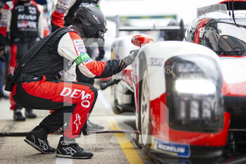 2022-06-05 - Toyota Mechanics during the Test Day of the 2022 24 Hours of Le Mans, 3rd round of the 2022 FIA World Endurance Championship, on the Circuit de la Sarthe, on June 5, 2022 in Le Mans, France - 24 HEURES DU MANS 2022 - TEST DAY - ENDURANCE - MOTORS