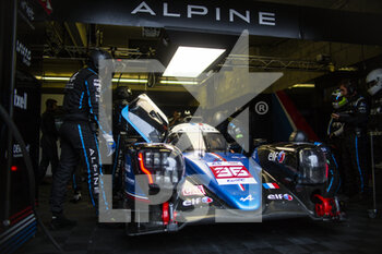 2022-06-05 - 36 NEGRAO André (bra), LAPIERRE Nicolas (fra), VAXIVIERE Matthieu (fra), Alpine Elf Team, Alpine A480 - Gibson, box during the Test Day of the 2022 24 Hours of Le Mans, 3rd round of the 2022 FIA World Endurance Championship, on the Circuit de la Sarthe, on June 5, 2022 in Le Mans, France - 24 HEURES DU MANS 2022 - TEST DAY - ENDURANCE - MOTORS