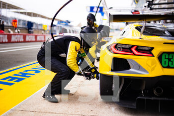 2022-06-05 - 63 GARCIA Antonio (spa), TAYLOR Jordan (usa), CATSBURG Nicky (nld), Corvette Racing, Chevrolet Corvette C8.R, action, pit stop during the Test Day of the 2022 24 Hours of Le Mans, 3rd round of the 2022 FIA World Endurance Championship, on the Circuit de la Sarthe, on June 5, 2022 in Le Mans, France - 24 HEURES DU MANS 2022 - TEST DAY - ENDURANCE - MOTORS