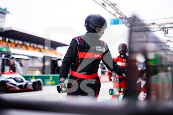 2022-06-05 - Team Jota mechanic during the Test Day of the 2022 24 Hours of Le Mans, 3rd round of the 2022 FIA World Endurance Championship, on the Circuit de la Sarthe, on June 5, 2022 in Le Mans, France - 24 HEURES DU MANS 2022 - TEST DAY - ENDURANCE - MOTORS