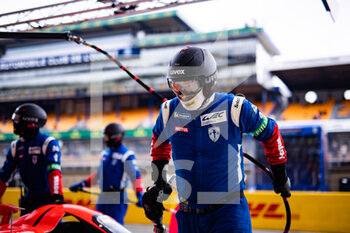 2022-06-05 - Glickenhaus Racing mechanic during the Test Day of the 2022 24 Hours of Le Mans, 3rd round of the 2022 FIA World Endurance Championship, on the Circuit de la Sarthe, on June 5, 2022 in Le Mans, France - 24 HEURES DU MANS 2022 - TEST DAY - ENDURANCE - MOTORS