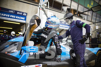 2022-06-05 - FLOERSCH Sophia (ger), Algarve Pro Racing, Oreca 07 - Gibson, portrait during the Test Day of the 2022 24 Hours of Le Mans, 3rd round of the 2022 FIA World Endurance Championship, on the Circuit de la Sarthe, on June 5, 2022 in Le Mans, France - 24 HEURES DU MANS 2022 - TEST DAY - ENDURANCE - MOTORS