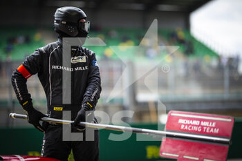 2022-06-05 - Richard Mille Racing Team, mechanic during the Test Day of the 2022 24 Hours of Le Mans, 3rd round of the 2022 FIA World Endurance Championship, on the Circuit de la Sarthe, on June 5, 2022 in Le Mans, France - 24 HEURES DU MANS 2022 - TEST DAY - ENDURANCE - MOTORS