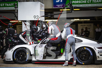 2022-06-05 - 91 BRUNI Gianmaria (ita), LIETZ Richard (aut), MAKOWIECKI Frederic (fra), Porsche GT Team, Porsche 911 RSR - 19, action, pit stop, during the Test Day of the 2022 24 Hours of Le Mans, 3rd round of the 2022 FIA World Endurance Championship, on the Circuit de la Sarthe, on June 5, 2022 in Le Mans, France - 24 HEURES DU MANS 2022 - TEST DAY - ENDURANCE - MOTORS
