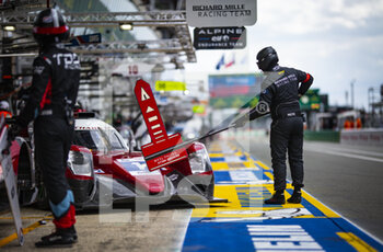 2022-06-05 - 01 WADOUX Lilou (fra), OGIER Sébastien (fra), MILESI Charles (fra), Richard Mille Racing Team, Oreca 07 - Gibson, action, pit stop, during the Test Day of the 2022 24 Hours of Le Mans, 3rd round of the 2022 FIA World Endurance Championship, on the Circuit de la Sarthe, on June 5, 2022 in Le Mans, France - 24 HEURES DU MANS 2022 - TEST DAY - ENDURANCE - MOTORS