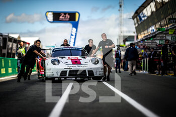 2022-06-07 - 56 IRIBE Brendan (usa), MILLROY Ollie (gbr), BARNICOAT Ben (gbr), Team Project 1, Porsche 911 RSR - 19, ambiance during the free practices and qualifying sessions of the 2022 24 Hours of Le Mans, 3rd round of the 2022 FIA World Endurance Championship, on the Circuit de la Sarthe, from June 8 to 12, 2022 in Le Mans, France - 24 HEURES DU MANS 2022 - FREE PRACTICES AND QUALIFYING - ENDURANCE - MOTORS