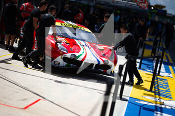 2022-06-07 - 21 MANN Simon (gbr), ULRICH Christoph (swi), VILANDER Toni (fin), AF Corse, Ferrari 488 GTE Evo, ambiance during the free practices and qualifying sessions of the 2022 24 Hours of Le Mans, 3rd round of the 2022 FIA World Endurance Championship, on the Circuit de la Sarthe, from June 8 to 12, 2022 in Le Mans, France - 24 HEURES DU MANS 2022 - FREE PRACTICES AND QUALIFYING - ENDURANCE - MOTORS