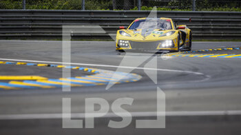 2022-06-07 - 63 GARCIA Antonio (spa), TAYLOR Jordan (usa), CATSBURG Nicky (nld), Corvette Racing, Chevrolet Corvette C8.R, action during the free practices and qualifying sessions of the 2022 24 Hours of Le Mans, 3rd round of the 2022 FIA World Endurance Championship, on the Circuit de la Sarthe, from June 8 to 12, 2022 in Le Mans, France - 24 HEURES DU MANS 2022 - FREE PRACTICES AND QUALIFYING - ENDURANCE - MOTORS