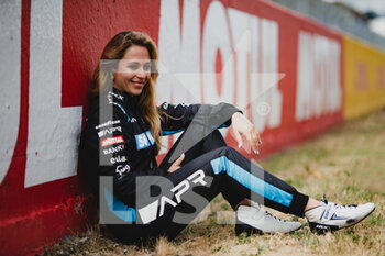 2022-06-07 - FLOERSCH Sophia (ger), Algarve Pro Racing, Oreca 07 - Gibson, portrait during the free practices and qualifying sessions of the 2022 24 Hours of Le Mans, 3rd round of the 2022 FIA World Endurance Championship, on the Circuit de la Sarthe, from June 8 to 12, 2022 in Le Mans, France - 24 HEURES DU MANS 2022 - FREE PRACTICES AND QUALIFYING - ENDURANCE - MOTORS