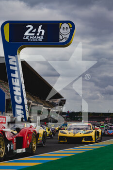 2022-06-07 - 64 MILNER Tommy (usa), TANDY Nick (gbr), SIMS Alexander (ger), Corvette Racing, Chevrolet Corvette C8.R, ambiance during the free practices and qualifying sessions of the 2022 24 Hours of Le Mans, 3rd round of the 2022 FIA World Endurance Championship, on the Circuit de la Sarthe, from June 8 to 12, 2022 in Le Mans, France - 24 HEURES DU MANS 2022 - FREE PRACTICES AND QUALIFYING - ENDURANCE - MOTORS