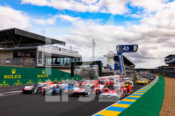 2022-06-07 - Group picture during the free practices and qualifying sessions of the 2022 24 Hours of Le Mans, 3rd round of the 2022 FIA World Endurance Championship, on the Circuit de la Sarthe, from June 8 to 12, 2022 in Le Mans, France - 24 HEURES DU MANS 2022 - FREE PRACTICES AND QUALIFYING - ENDURANCE - MOTORS