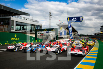 2022-06-07 - Family picture ambiance during the free practices and qualifying sessions of the 2022 24 Hours of Le Mans, 3rd round of the 2022 FIA World Endurance Championship, on the Circuit de la Sarthe, from June 8 to 12, 2022 in Le Mans, France - 24 HEURES DU MANS 2022 - FREE PRACTICES AND QUALIFYING - ENDURANCE - MOTORS